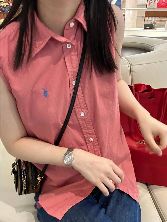 上新 拉夫劳伦小马刺绣Logo无袖纽扣衬衫 巨巨巨显白 黑黄皮可以穿的西瓜粉 很高级好驾驭的颜色 关键是超级显白 经典小马刺绣Logo休闲慵懒感爱住 纯棉牛津纺