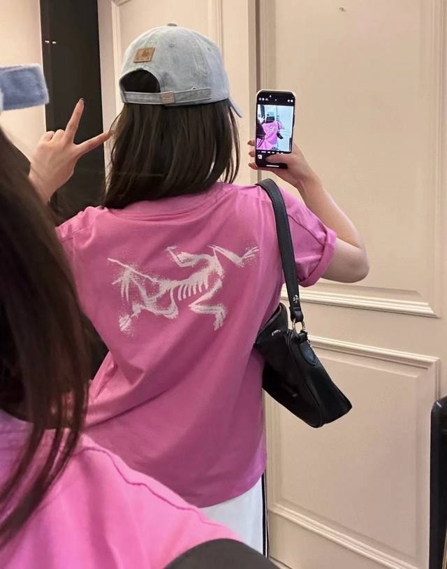 上新 始祖鸟重工发泡Logo蜜桃粉短袖T 胸口刺绣很贵气的感觉上镜感 % 粉粉的大骨架鸟T恤 真是我的心头爱呀 后背限定涂鸦大鸟图案 字母刺绣成本昂贵 纯棉26