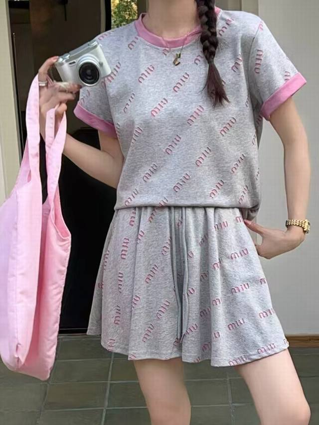 上新 一套 Miumiu缪缪家全身提花Logo灰粉色短袖短裤两件套 灰色太高级了宝子们懒人必备套装 显白又中性调的灰 颜色非常的有氛围 粉色+灰色双层面料全身重