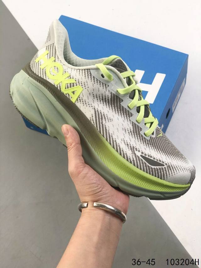 公司级带半码 hoka One One Clifton 克里夫顿9代专业性能减震运动跑步鞋 作为克利夫顿系列中的新款 克利夫顿 9提供比其前身更柔软的运动体验