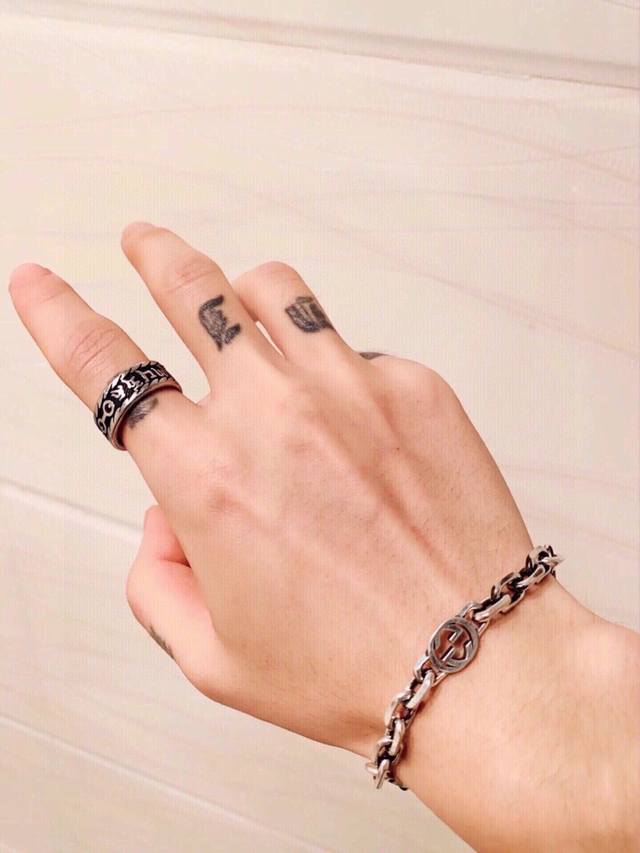 高版本跑量价 Gucci互扣式手链 gucci手链 适合520的礼物推荐 gucci互扣式双G手链 最近很流行的古巴链款式 并且加入了复古做旧的设计 搭配T恤缀