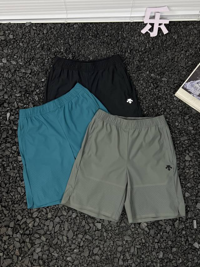 迪桑特 Descente 25Ss夏季新品休闲运动透气网眼跑步短裤 - 轻薄透气 客供面料质地轻薄 穿着起来几乎没有负重感 且具有良好的透气性 能让空气在面料中