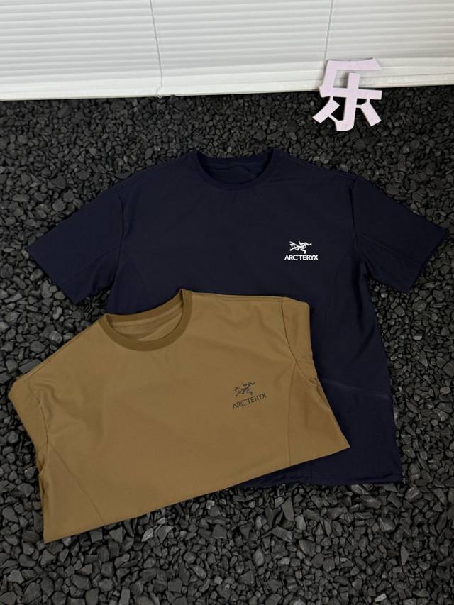Arcteryx 始祖鸟 夏季户外运动休闲透气工装拉链T恤 男女同款 - 鸟家这款亲肤透气的面料兼具功能性与舒适性 既能满足运动时的排汗需求 又能提供日常穿着的