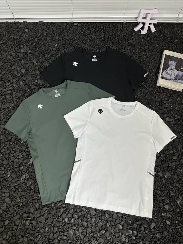 迪桑特Descente 纯色休闲时尚百搭立体橡胶Logo贴身柔软吸汗透气户外运动速干 男女同款 - 运动达人们 你们的衣柜里绝对缺不了迪桑特这件T恤 它简约纯色