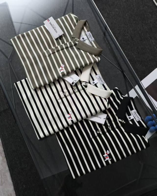 胸前小狗珠地棉polo短袖 传承Tb出位的剪裁 精选面料 修饰身型围度 面料纹路精美细致 柔软舒适透气 简约大方 经典百搭 tb 25Ss最新条纹polo衫独家
