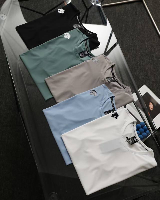 descente 迪桑特25经典基础款简约情侣款短袖T恤 男女同款 你值得拥有绝佳夏季穿搭必备单品 经典百搭永不过时系列 男女同款 情侣可搭 手感细腻柔软 亲肤