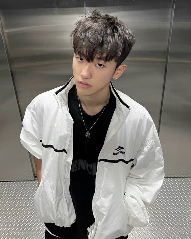 白色资讯图 balenciaga巴黎世家Bb刺绣防晒衣织带拼接外套 男女款