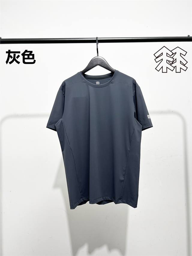 高版本 质量很好 薄款 夏款真冰丝速干弹力面料 袖子硅胶小标 可隆Kolon Sport 冰丝速干短袖 面料采用锦纶+氨纶混纺冰丝面料 全身无痕压胶工艺 质量很