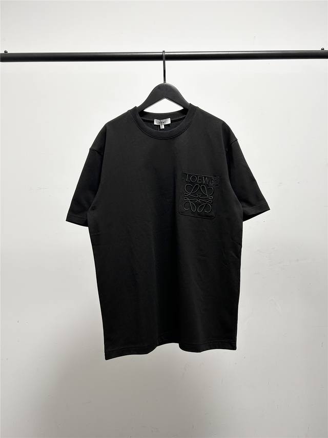 高版本 质量很好 罗意威 Loewe 2025春夏新款 胸前口袋刺绣大Logo刺绣男女同款短袖T恤 Loewe限定系列胸前大标刺绣款圆领短袖T恤 精纺棉材质轻薄