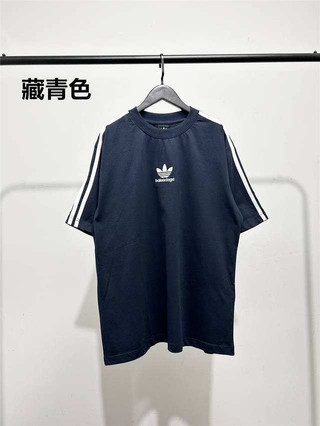 高版本 质量很好 巴黎世家 Balenciaga联名阿迪达斯Adidas三叶草系列男女同款刺绣字母短袖T恤 此款尺码偏大 最小Xs穿到145斤左右 最大穿到20