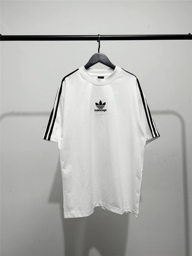 高版本 质量很好 巴黎世家 Balenciaga联名阿迪达斯Adidas三叶草系列男女同款刺绣字母短袖T恤 此款尺码偏大 最小Xs穿到145斤左右 最大穿到20
