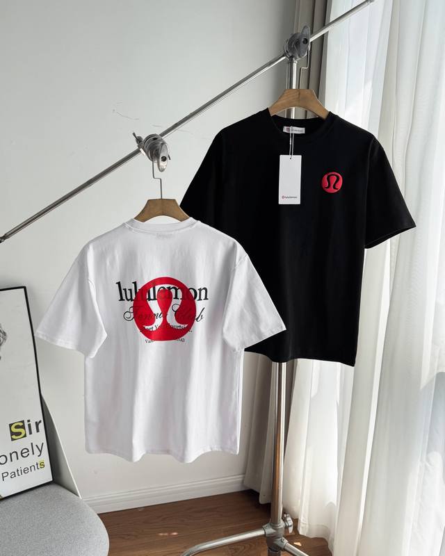 露露Lulu 男女同款户外运动休闲2025春夏最新左胸红Logo发泡印花纯棉短袖T恤 - 追求品质生活和独特品味的你 一定不能错过露露Lululemon这件25