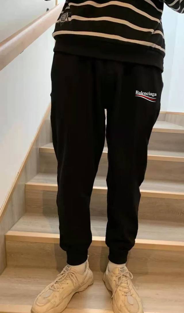 balenciaga巴黎世家可乐波浪运动螺纹运动卫裤束脚裤收脚裤休闲裤 无敌版型 男女同款 面料采用超高品质华棉 最大的优点就是亲肤性跟保形性好 顶级面料带来超