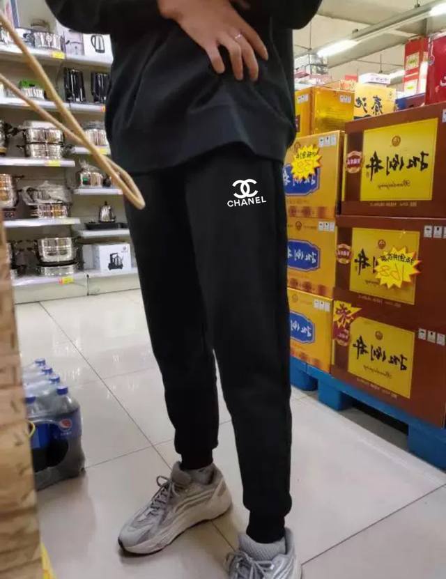 chanel香奈儿春季超百搭运动螺纹运动卫裤束脚裤收脚裤休闲裤 无敌版型 男女同款 面料采用超高品质华棉 最大的优点就是亲肤性跟保形性好 顶级面料带来超舒适上身
