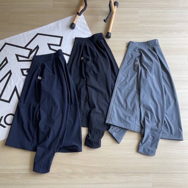 细节图 品质防晒Descente 迪桑特夏季轻薄防晒防风运动上衣皮肤衣立领外套 采用质感梭织面料制成的运动上衣 面料顺滑挺阔 自然有型 搭配常规版型裁剪 贴合身