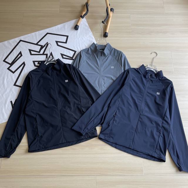 主图 品质防晒Descente 迪桑特夏季轻薄防晒防风运动上衣皮肤衣立领外套 采用质感梭织面料制成的运动上衣 面料顺滑挺阔 自然有型 搭配常规版型裁剪 贴合身型