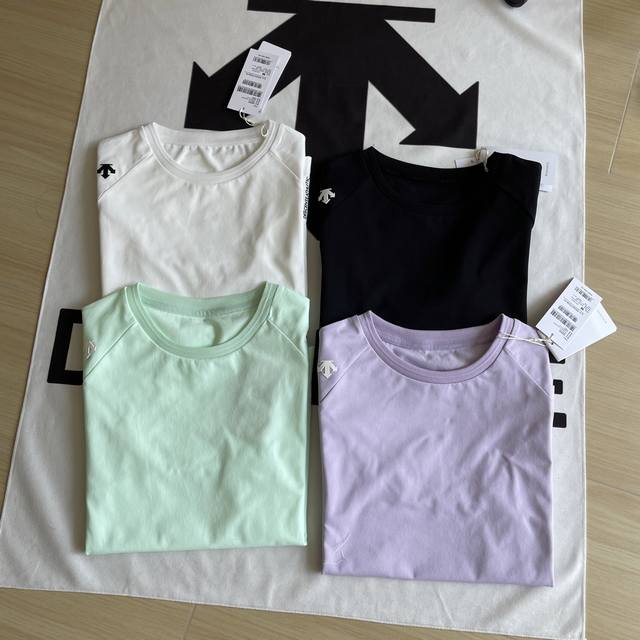 细节图 高版本高品质 Descente 迪桑特专柜同款女款马卡龙色系四色齐发短袖圆领T恤 全身做了裁剪拼接 做工超级复杂 还原专柜可随意对比 硅胶Logo 束腰