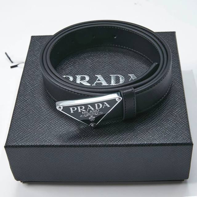 prada普拉达 新品女士腰带 皮带配专柜全套包装 新款火爆来袭 一款好的腰带 是完全可以 改变一个人的整体 气质的 低调而不失奢华品味 非常百搭 实物实拍 所