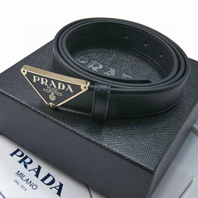 prada普拉达 新品女士腰带 皮带配专柜全套包装 新款火爆来袭 一款好的腰带 是完全可以 改变一个人的整体 气质的 低调而不失奢华品味 非常百搭 实物实拍 所