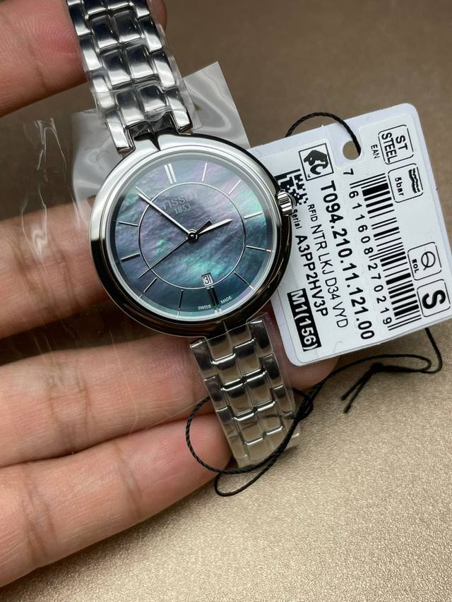 原单品质 品牌 天梭 系列 弗拉明戈系列 型号 T094.210 颜色 银壳蓝贝面 表径 26毫米 表壳厚度 6.35毫米 机芯类型 石英 机芯型号 Eta F