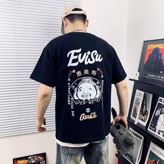 模特细节图# evisu福神高版本最新款佛头印花男女休闲短袖T恤 不得不推荐一款非常受欢迎的硬货 280克面料有型 更有质感 夏季你需要这样一件超百搭的T恤 看