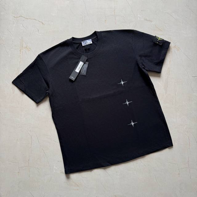 供 Stone Island石头岛迷彩十字印花徽章棉质短袖T恤 上身参考 178 175斤穿2Xl合适 定制主标 辅料 水洗齐全 甄选250克32支紧密纺双纱纯