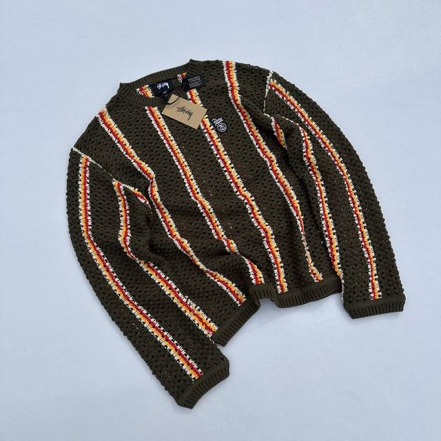 Stussy X patta 联名款 Ss24 新款徽标条纹宽松圆领毛衣 男女同款 橄榄绿 撞色条纹搭配 上身非常洋气 慵懒风效果 纱线采用21支纯棉纱线与样衣