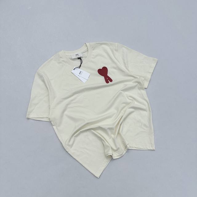 0250620 ami大爱心毛巾大A刺绣短袖 全新勾编工艺Logo短袖 春夏揉进了春风里 让优雅尽情绽放8拒绝平庸 爱心系列短袖T恤 潮流的刚需搭配 却被赋予了