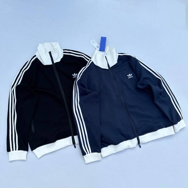 0251920 adidas阿迪达斯25S新款外套 经典款 男女同款 细节在线 随意对比 原版复刻 专柜定色定染 同款藏蓝色面料 同款提花记忆面料硬度适中 上身