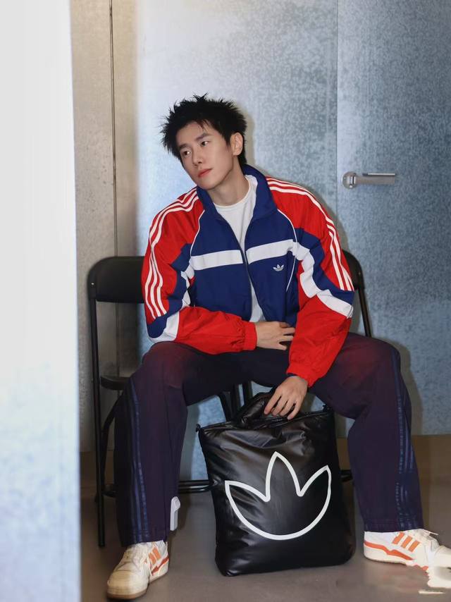 资讯 阿迪 Adidas Originals 蛇年限定 Rs M pad 复古拉链立领舒适夹克 男女同款
