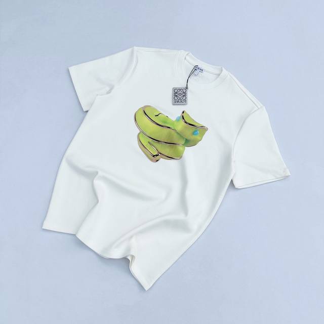 loewe罗意威 Ss25 蛇年限定款短Tee 短袖 代购订单 货号一致 loewe携手插画大师Sunafujita作品 采用轻盈质地的棉质双面平纹面料 面料质