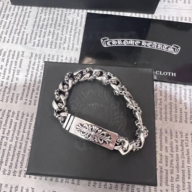 克罗心手链Chrome Hearts十字架花粗链条手链 克罗心的十字架宽版元素是克罗心的代表 也很特别的一个元素 潮流男士必备的单品 链条厚度结实 口头设计为插