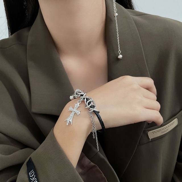 chrome Hearts 克罗心十字架珍珠流苏多层圆珠皮绳手链 十字架中间以更立体的珍珠装饰丰满轮廓 呈现形似甜酷范的包围般的效果 个性造型感十足 圈身是皮质
