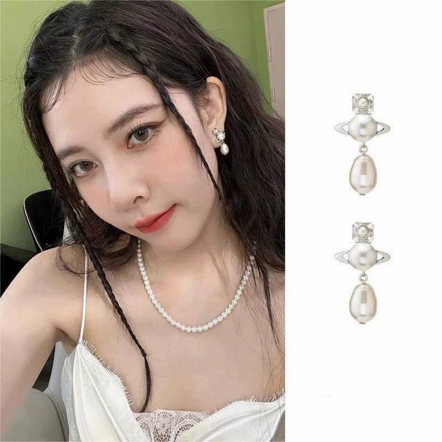 宋妍霏同款Vivienne Westwood 西太后土星耳环西太后24Ss限定巴克洛珍珠 巴洛克加小土星Q珍珠存在感好强 再好看的衣服 缺少点缀 总是显得乏味