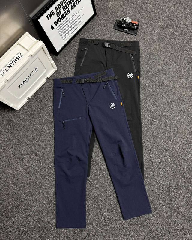 mammut 猛犸象25Ss新款户外运动休闲软壳冲锋裤 特殊微防水工艺加上复合超细内里的新梭织面料 突破长裤传统工艺. 这款裤子加厚的同时却不像普通的加绒或者抓