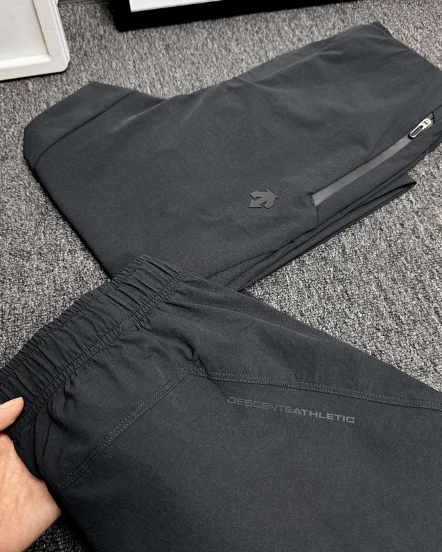 descente 迪桑特2025户外男士速干挺阔版型梭织运动长裤 户外速干机能裤 户外登山徒步休闲长裤胶印印花 徒步系列采用高密度登山布面料 非常结实具备良好的
