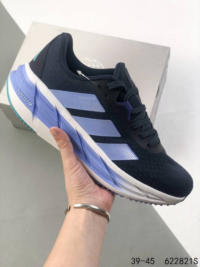 adidas Adistar 马拉松 清风轻盈跑鞋 阿迪达斯 Adidas 针对广大跑者对于长距离慢跑的需求推出了新款Adistar跑鞋 它通过一系列的革新科技