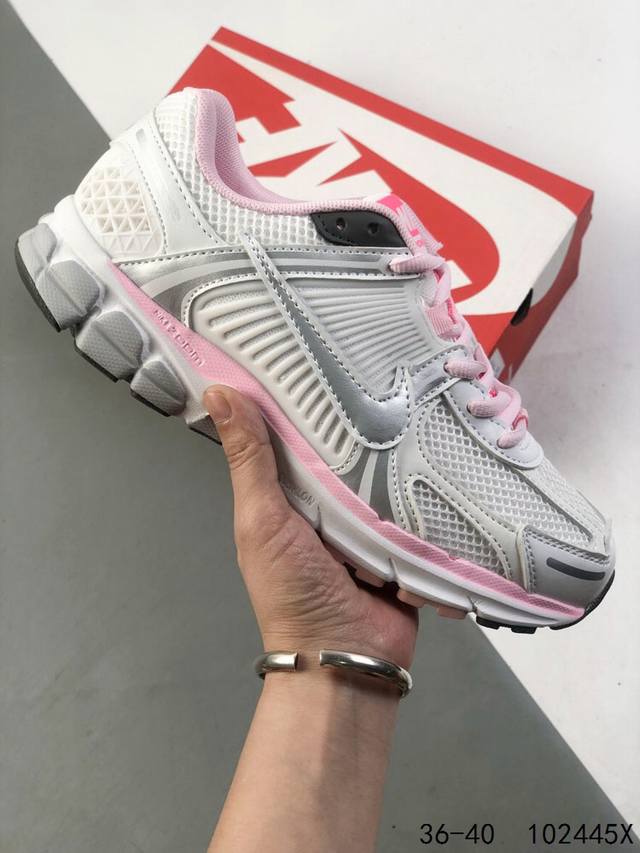 真标带半码 耐克Nike Air Zoom Vomero 5采用以工程网面搭配纱线补强支撑鞋面#超软高弹泡棉中底#内置Zoom气垫装置超高配置的平民跑鞋 id