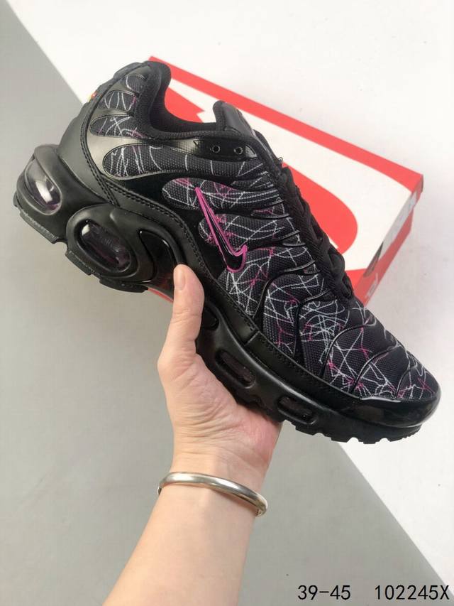 耐克Nike Air Maxplus Drift Tn 休闲气垫缓震跑步运动鞋 造型超讨喜 鞋面以织物材质包裹 保证了轻薄透气 更适合夏季穿着 鞋侧 鱼骨 形状