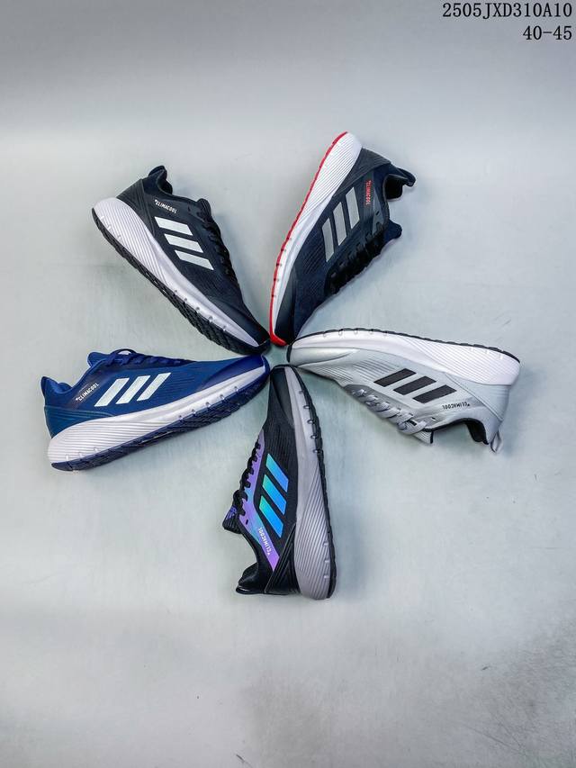 adidas Duramo 8 轻量跑鞋 稳定性方面 Duramo 8是满满的踏实感 鞋身侧面与后跟处加入了pu革 不仅能够有效的防止双足左右晃动 而且后跟锁定
