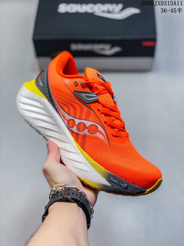 公司级 Saucony Triumph 索康尼胜利旗舰级缓震型跑鞋 性能相比前几代再升级 鞋面采用全新升级的工学网设计 贴合脚部更透气 中底部分使用最新的pwr