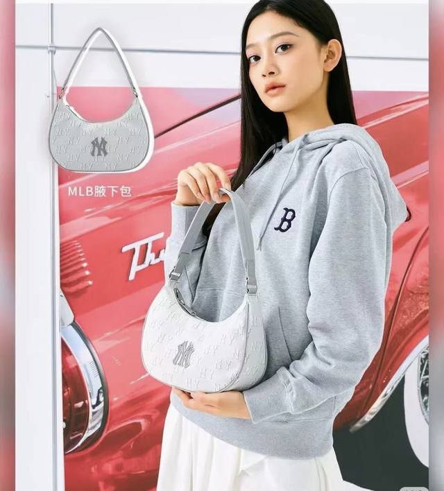 原单高版本 韩国Mlb洋基队复古老花牛仔版提花暗纹腋下包 泫雅同款 复古又休闲 专柜断货王 最近实在是太火了小红书种草无数 今年爆火配色 非常简单又百搭 简简单
