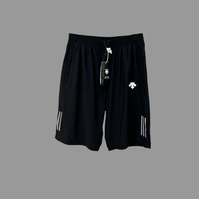 迪桑特夏季三杠条反光短裤Descente 迪桑特25年夏季城市机能户外城市通勤系列运动松紧腰短裤~ 2025年夏季醉新款 户外3D立体剪裁 裤子上身舒适合体 日