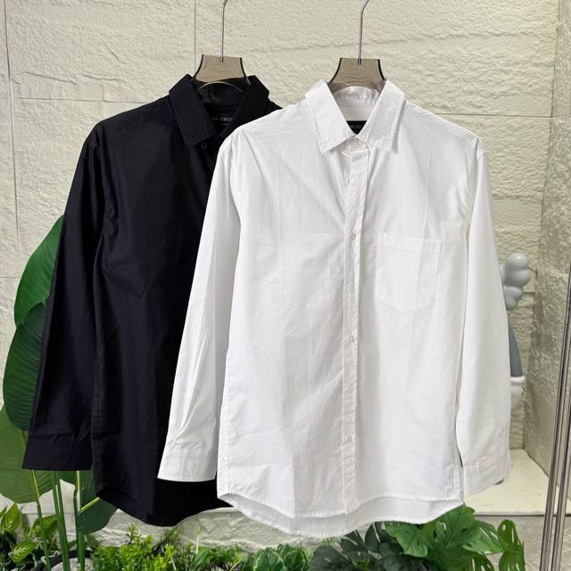 Balenciaga 巴黎世家情侣款纯色单排扣后背字母Logo翻领长袖衬衫 男女款半袖打底 注重细节与品质的你 定会对Blsg 25Ss长袖衬衫爱不释手 这款衬