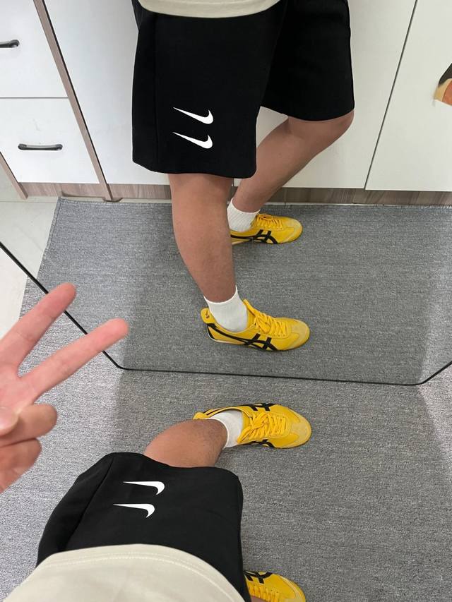 耐克Nike最新款基础裤腿双勾字母印花男女情侣同款短裤 不要说你不喜欢这条裤子 简单的版型加上精致的贴布设计 就用两个字绝了 大牌的版型真的无可挑剔 不同于市面
