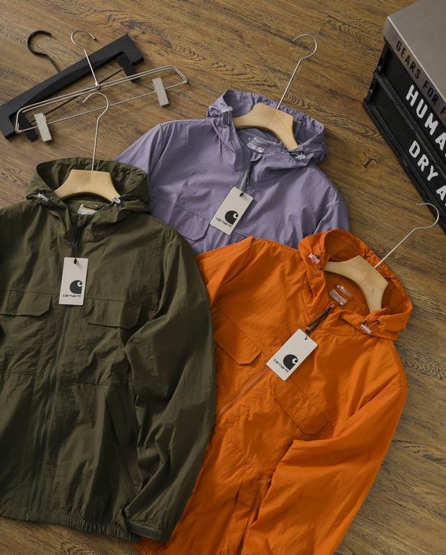 carhartt -卡哈特户外轻工装外套男士连帽薄款皮肤衣 实穿性非常高的一款连帽夹克 防风 防水 防晒 轻盈 透气 上身丸全没有负重感 十分轻松好穿 防水透气