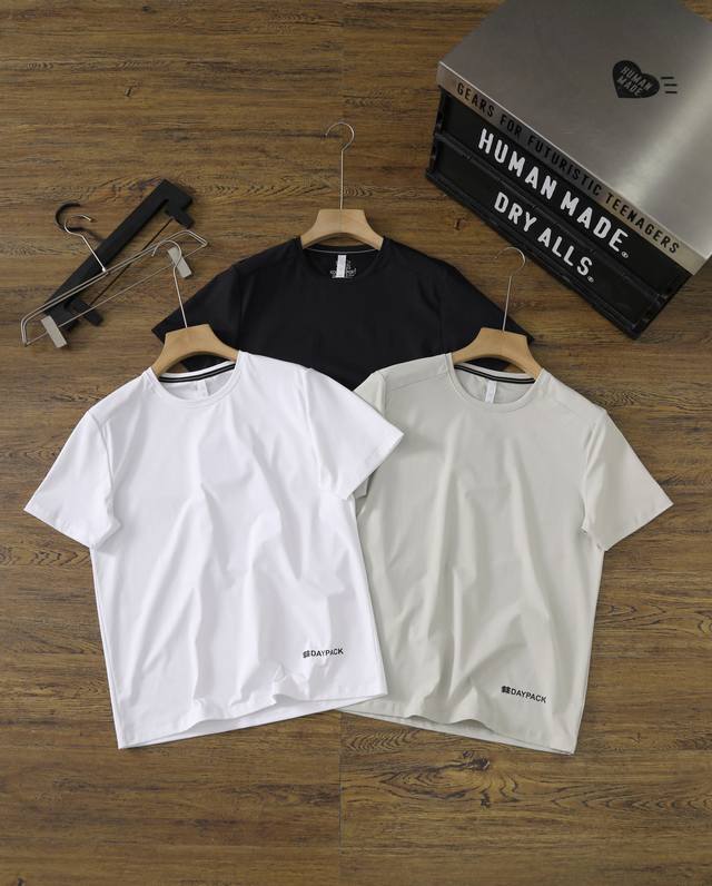 可隆Kolon Sportdaypack系列 圆领宽松纯色短袖 面料- 环保尼龙51%,环保尼龙41%,聚氨酯纤维8% 产品描述 一 轻便 卓越的防泼水功能以及
