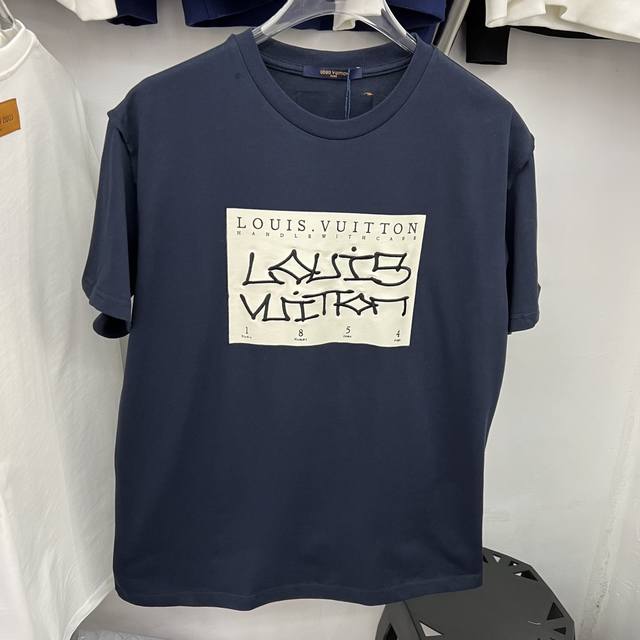 顶级最高版本 Lv路易威登Louis Vuitton 驴家1V 经典草写Logo半袖T恤短袖 男女同款 情侣款 宽松版型 最高版本 原版面料 高版本 高品质 所