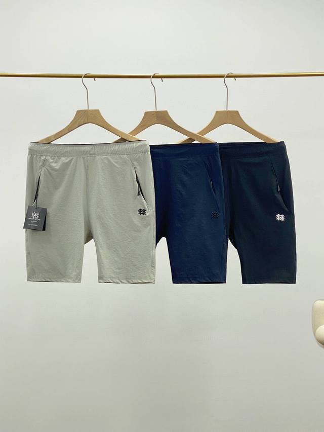 克隆 Kolonsport*25年夏季新款男子梭织速干短裤 梭织透气爽滑男士休闲运动速干五分裤 力荐这款 面料柔软悬垂 吸湿透气 舒适顺滑 质感非常好 做工走线