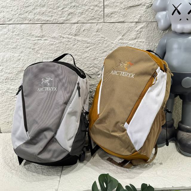 正确版本 始祖鸟 Mantis 26L 户外双肩背包 尺寸 24*15*45 配色 浅绿拼灰色 卡其 Beams 联名限定色 原装拉链 Ykk定制拉链头 Log